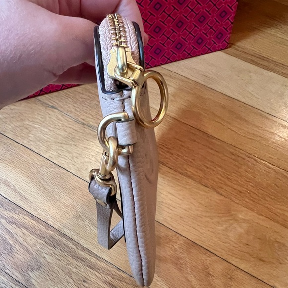Tory Burch Tan Pebbled Leather Perry Bombe Wristlet - Picture 7 of 13